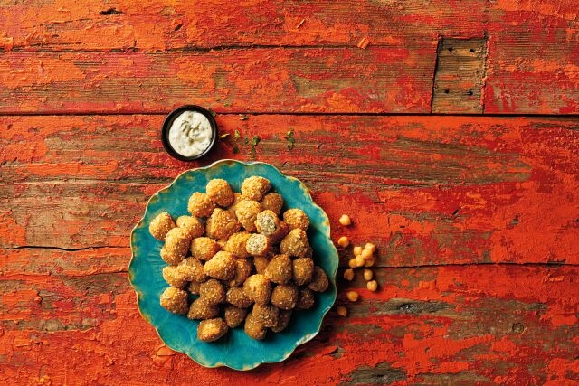 Aviko Falafel bites op houten tafel
