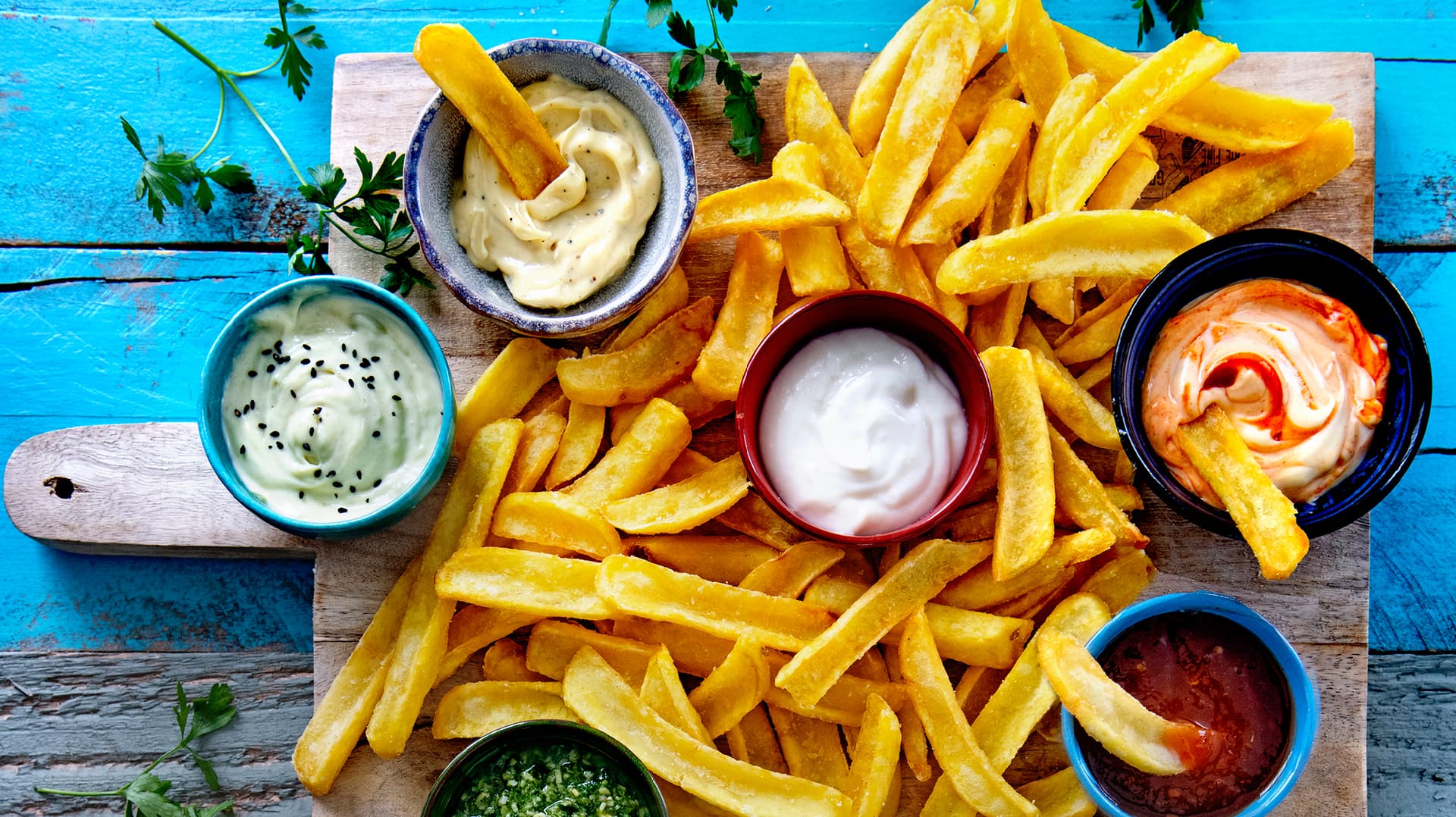 Friet borrelplank met sausjes | Aviko foodservice - House of Fries