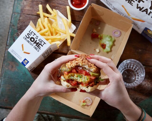 aviko-vegetable-burger-supercrunch-9-5mm-delivery-1-liggend