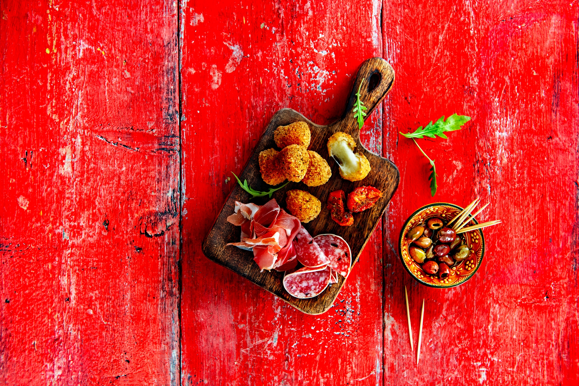 Borrelplank met mozzarella bites